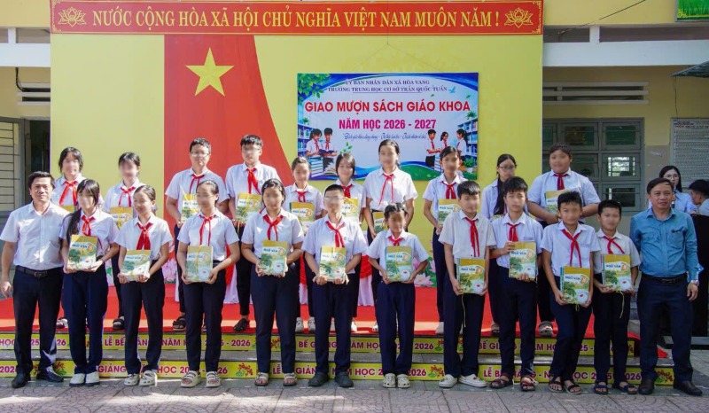 Students in Hoa Vang commune, Da Nang city are allowed to borrow free textbooks for study in the 2026 - 2027 school year. Photo: Hoa Vang Commune People's Committee