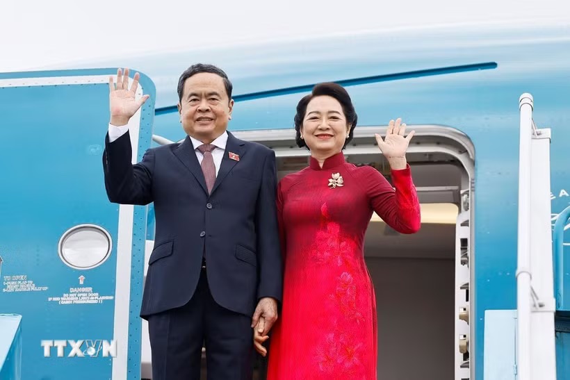 Politburo Member, National Assembly Chairman Tran Thanh Man and his wife leave Hanoi, heading on an official visit to South Korea and Mongolia. Photo: Doan Tan/VNA