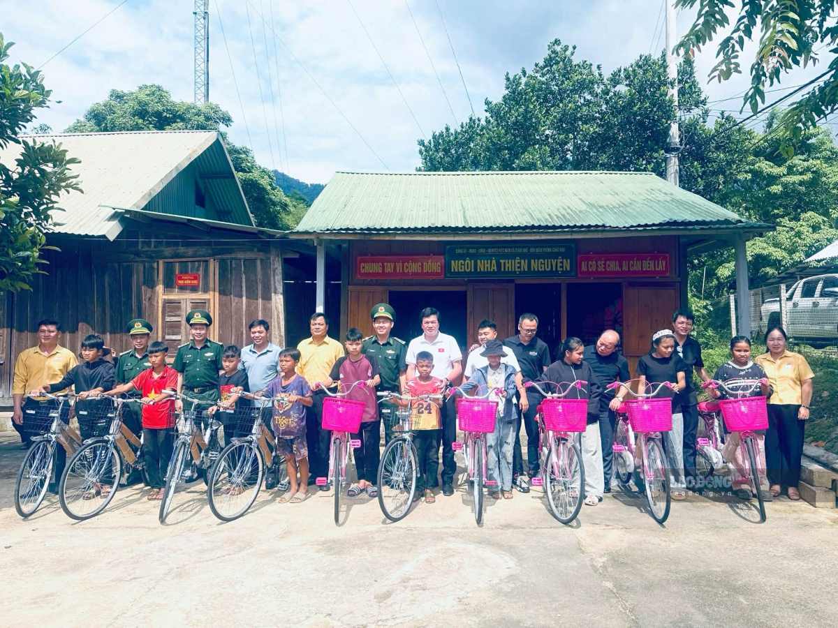 The Vietnam Fatherland Front Committee of Nghe An province and sponsors present bicycles to disadvantaged students in Chau Khe commune. Photo: Duy Chuong