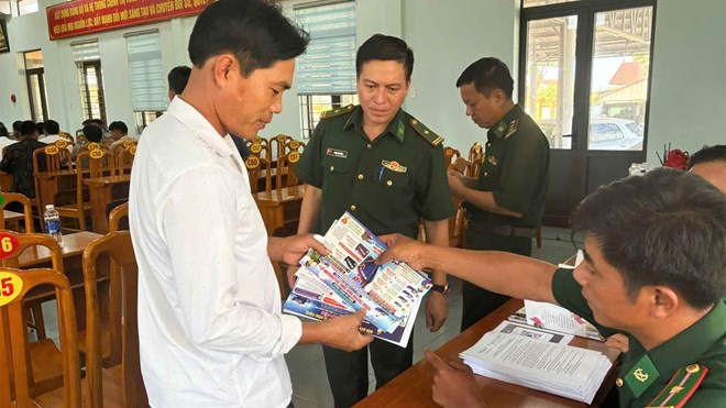 Tuyên truyền cho người dân về chống khai thác IUU. Ảnh: Biên phòng Quảng Trị
