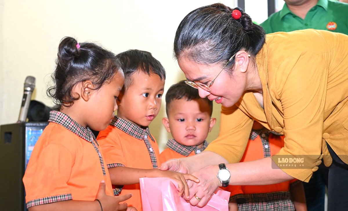 Ms. Vo Thi Minh Sinh - Deputy Secretary of the Provincial Party Committee, Chairwoman of the Vietnam Fatherland Front Committee of Nghe An province presents gifts to students in My Ly border commune. Photo: Duy Chuong