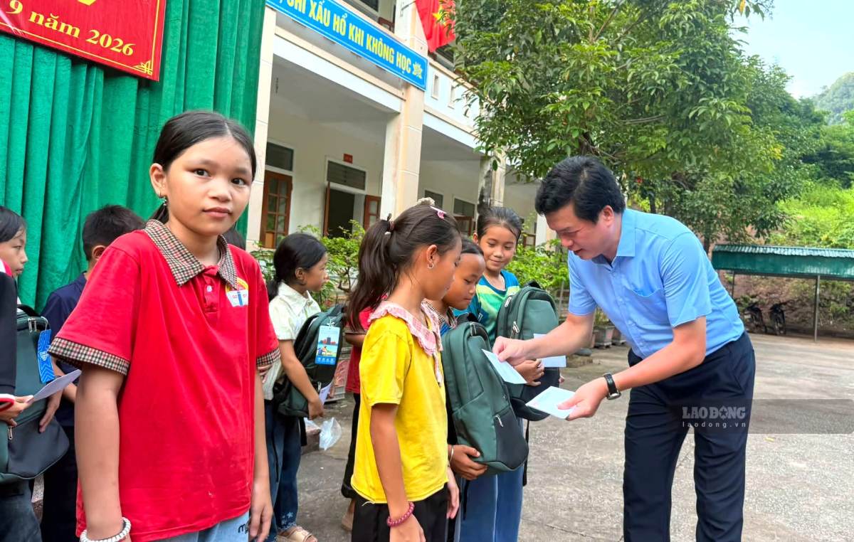 Ông Nguyễn Đình Hùng - Phó Chủ tịch Thường trực Ủy ban MTTQ Việt Nam tỉnh Nghệ An trao quà cho học sinh có hoàn cảnh khó khăn tại xã Mỹ Lý. Ảnh: Duy Chương