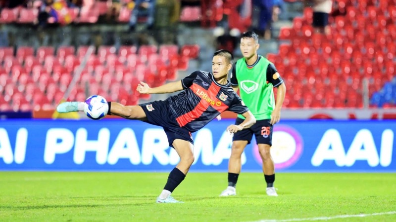 Thành Trung dính chấn thương trong trận gặp Hải Phòng ở vòng 1. Ảnh: NBFC
