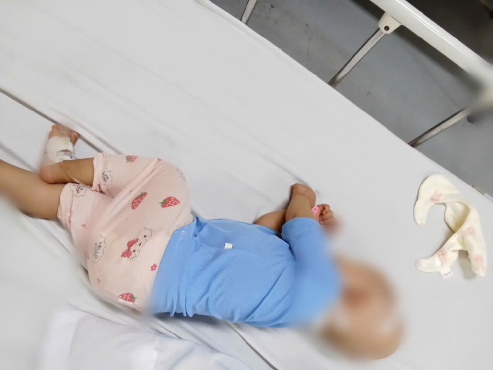 Baby Gia Huy suffers from neuroblastoma cancer, causing the single mother without a stable job to struggle to borrow money to treat her child's illness. Photo: Family provided