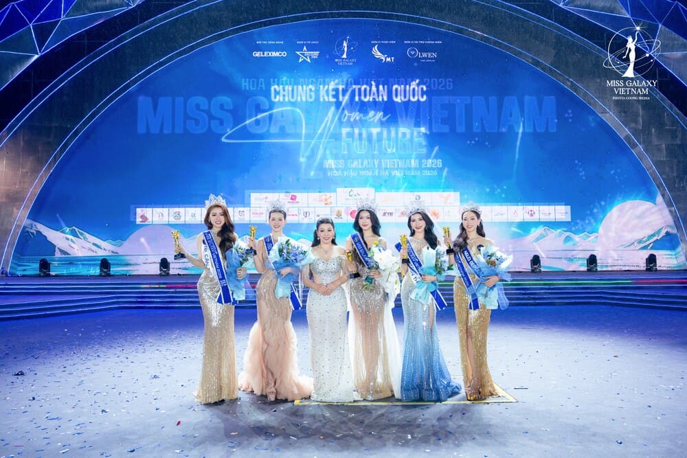 Ths. Đàm Hương Thủy - Trưởng Ban tổ chức Miss Galaxy Vietnam 2026 và Top 5 thí sinh cuộc thi. Ảnh: Ban tổ chức