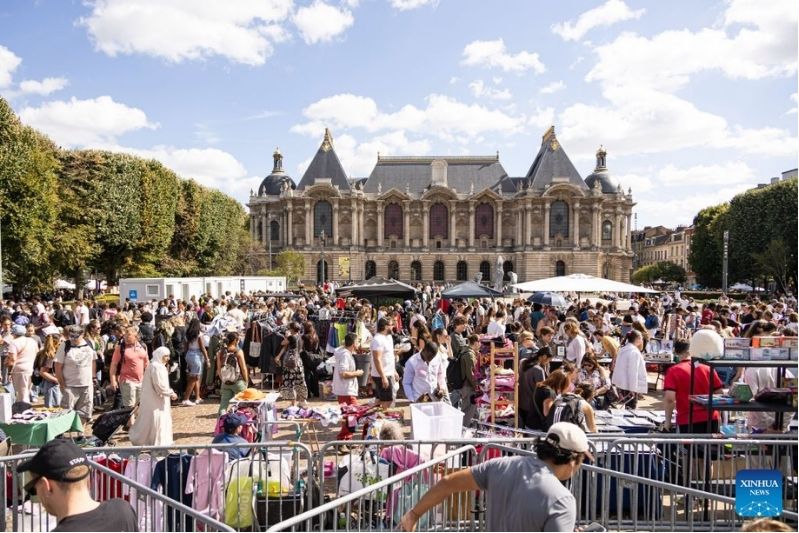 Crowds flock to shop at the Lille Braderie 2026 outdoor fair, northern France. Photo: Xinhua