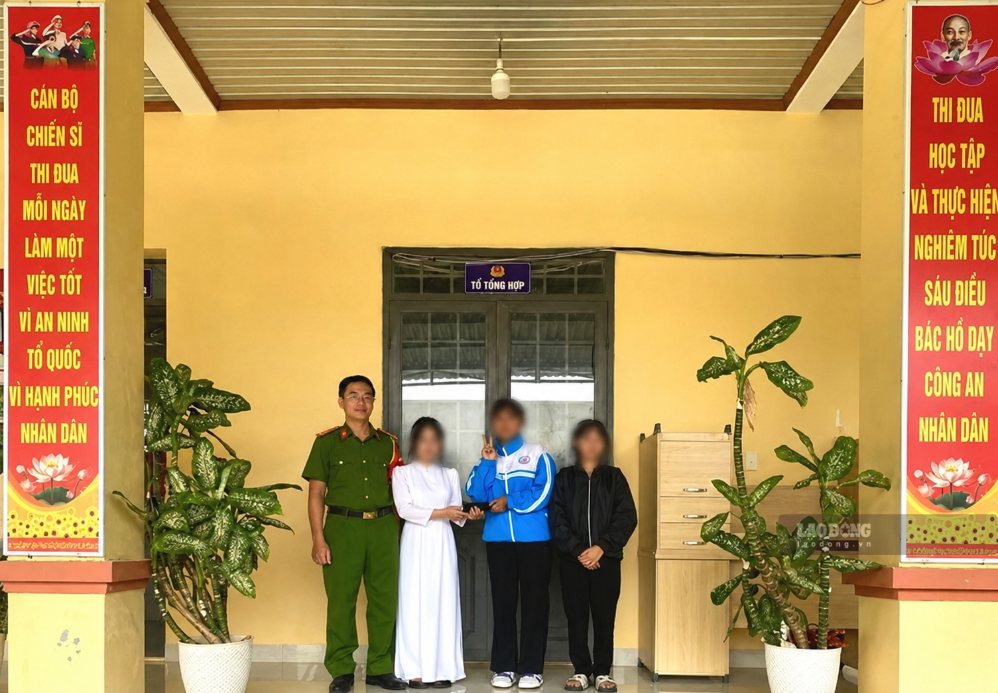 Two female students in Dak Lak return their phones to the person who dropped them. Photo: Ea Pắl Commune Police