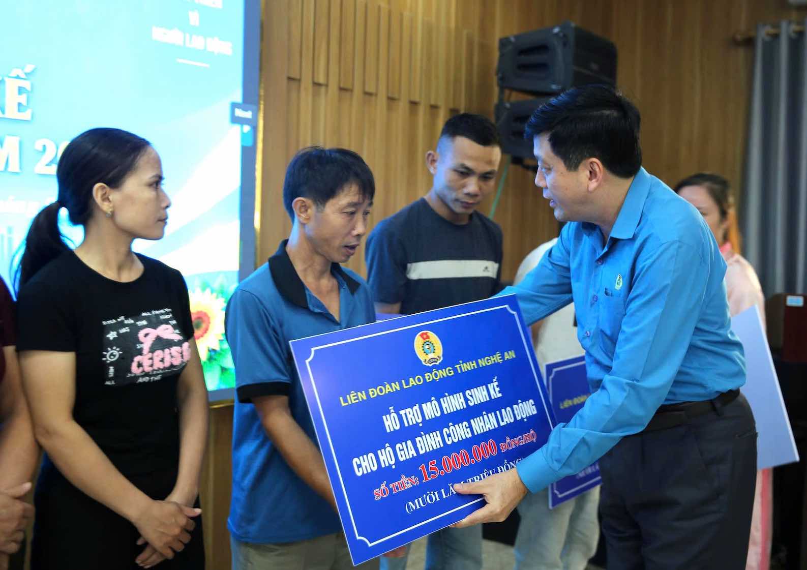 12 Nghe An union members are supported with livelihood models. Photo: Nghe An Trade Union