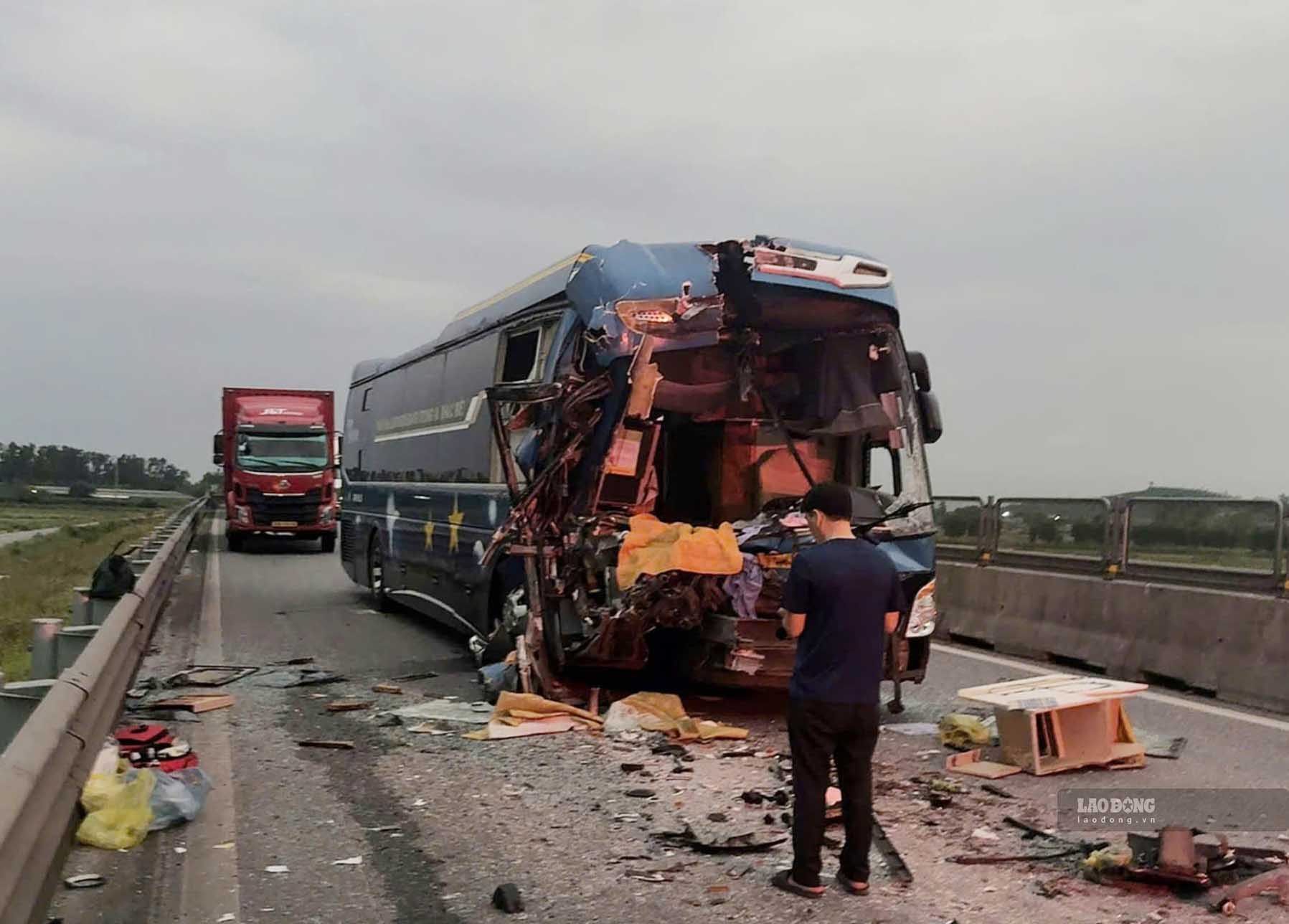 Scene of the accident where the passenger car was heavily damaged, 5 people were injured. Photo: Tran Tuan