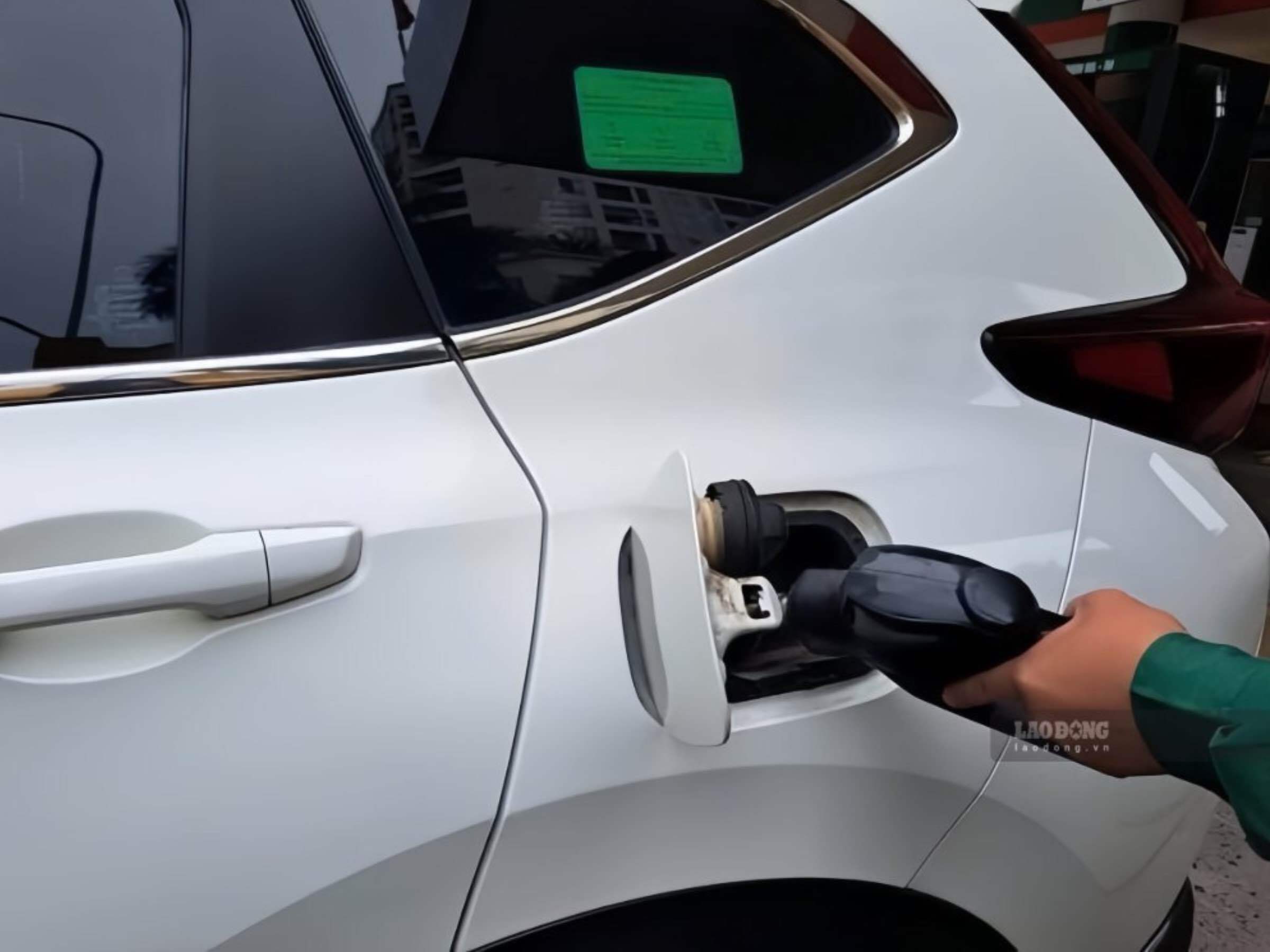 Retail gasoline and oil prices today, September 6th, are applied according to the price adjustment on September 3rd. Photo: Luc Giang