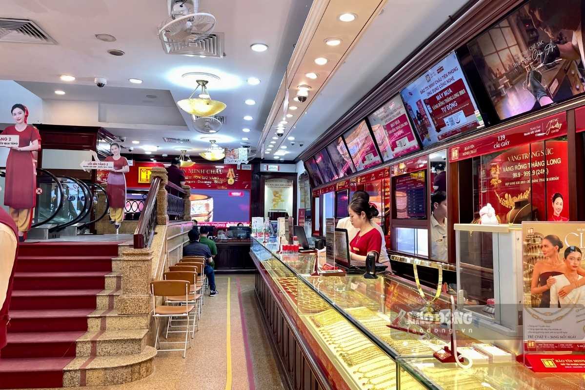 Transactions were smooth on the weekend when gold prices remained within the previous closing price range. Photo: Bao Anh