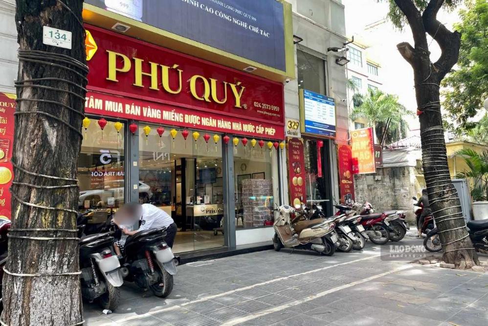 Buổi sáng cuối tuần, cửa hàng kinh doanh vàng bạc vắng bóng người giao dịch. Ảnh: Bảo Anh