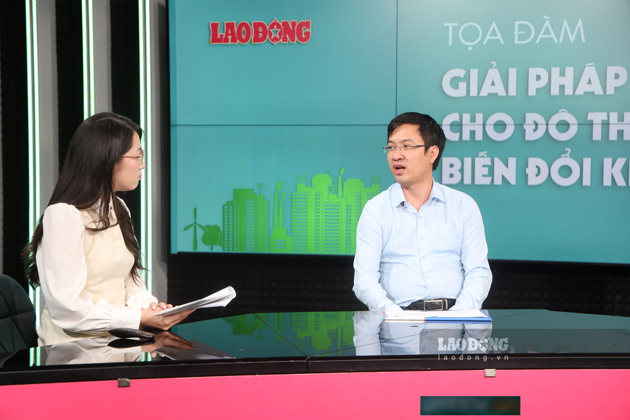 Dr. Truong Ba Kien shares about solutions to adapt to climate change. Photo: Viet Anh