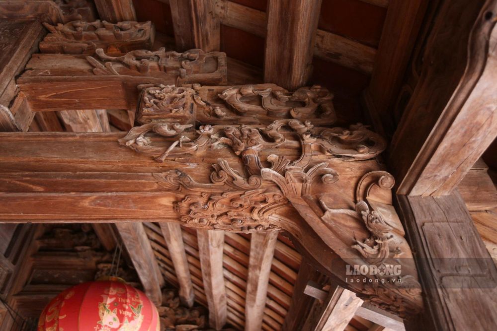 Những hoa văn, trạm trổ tinh xảo vẫn vẹn nguyên sau hàng trăm năm. Ảnh: Quách Du