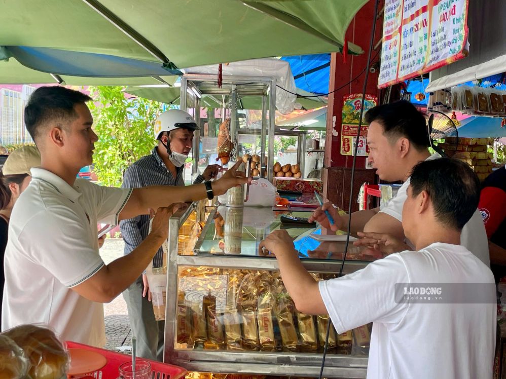 Bánh trung thu Như Lan thu hút khách hàng có nhu cầu mua dùng trong gia đình và làm quà biếu. Ảnh: Ngọc Lê