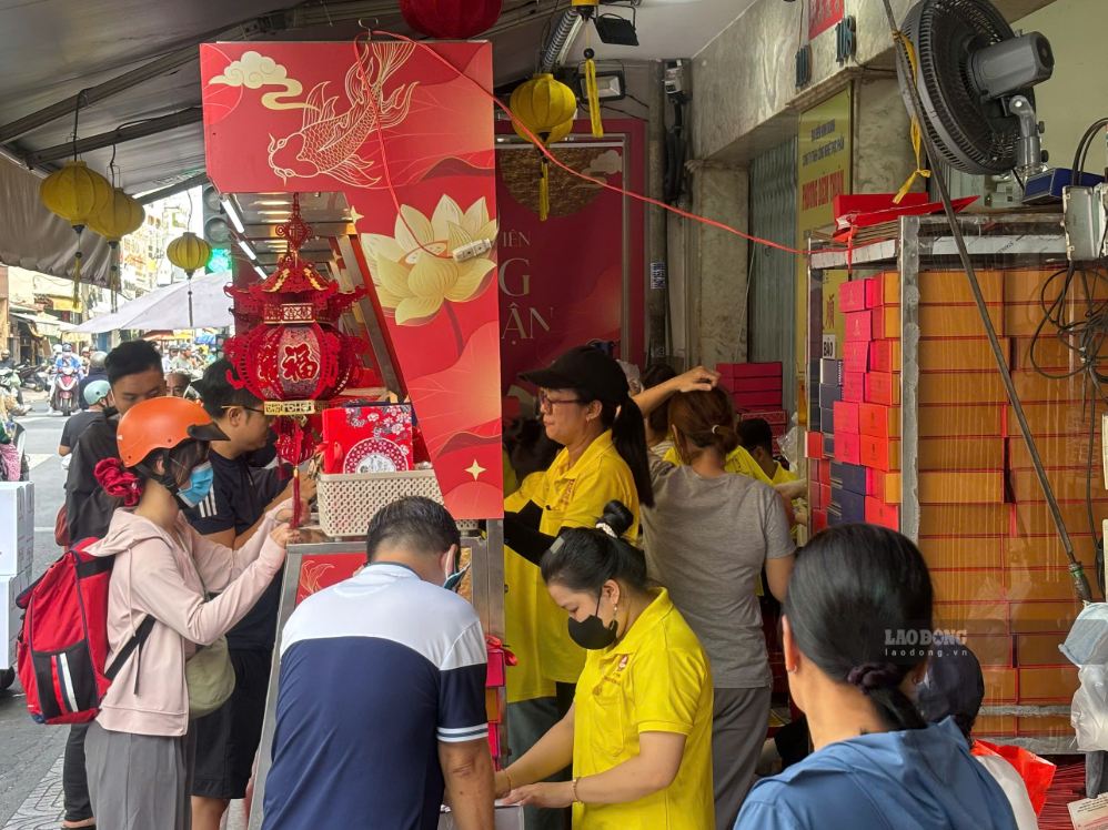 Traditional mooncakes are sought after by many customers in Ho Chi Minh City. Photo: Ngoc Le