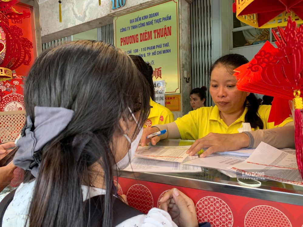 Nhiều khách tranh thủ đến sớm để mua bánh Trung thu, tránh tình trạng hết hàng.