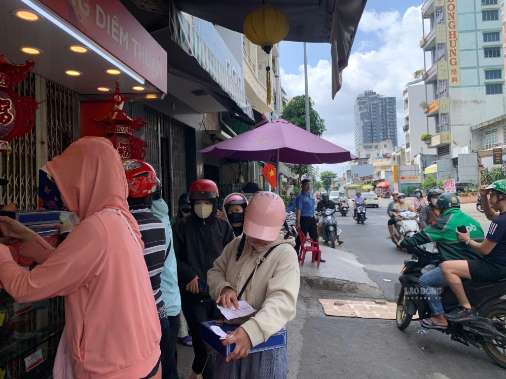 Khách xếp hàng chờ mua bánh Trung thu tại tiệm Phương Diêm Thuận trong ngày 6.9. Ảnh: Thái Bảo