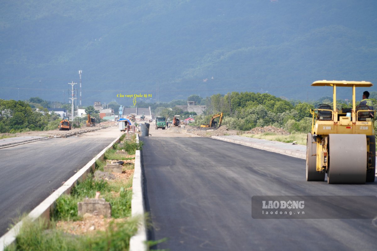 Đơn vị thi công đang nhanh chóng triển khai hoàn tất các phần còn lại của dự án. Ảnh: Thành An