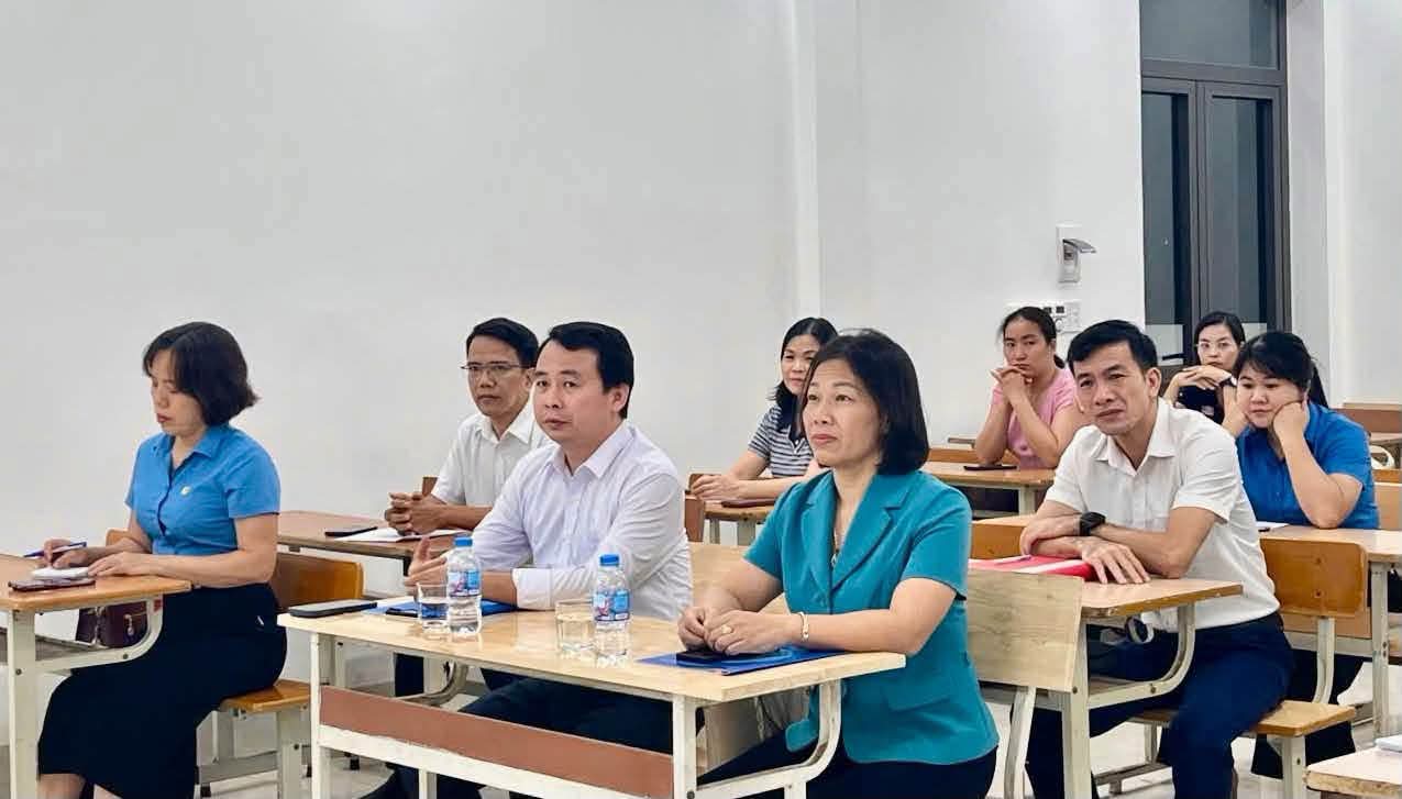 Opening of Chinese class for grassroots trade union officials. Photo: Thai Nguyen Trade Union