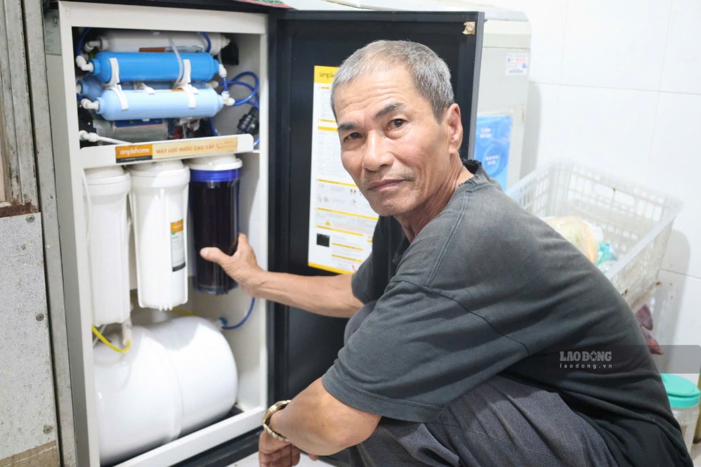 Nước máy vàng đục, có mùi tanh, người dân phải thay lõi lọc liên tục. Ảnh: Viên Nguyễn
