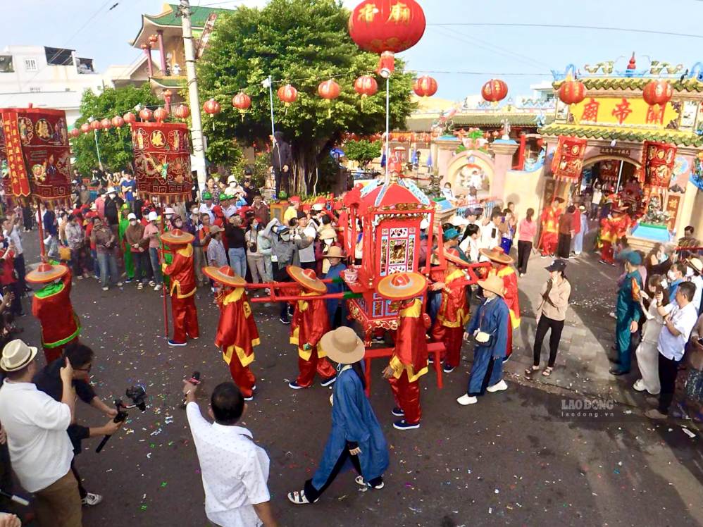 Đoàn Nghinh Ông xuất du. Ảnh: Duy Tuấn