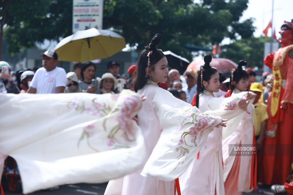 Đoàn diễu hành với những người hóa thanh thành tiên nữ. Ảnh: Duy Tuấn