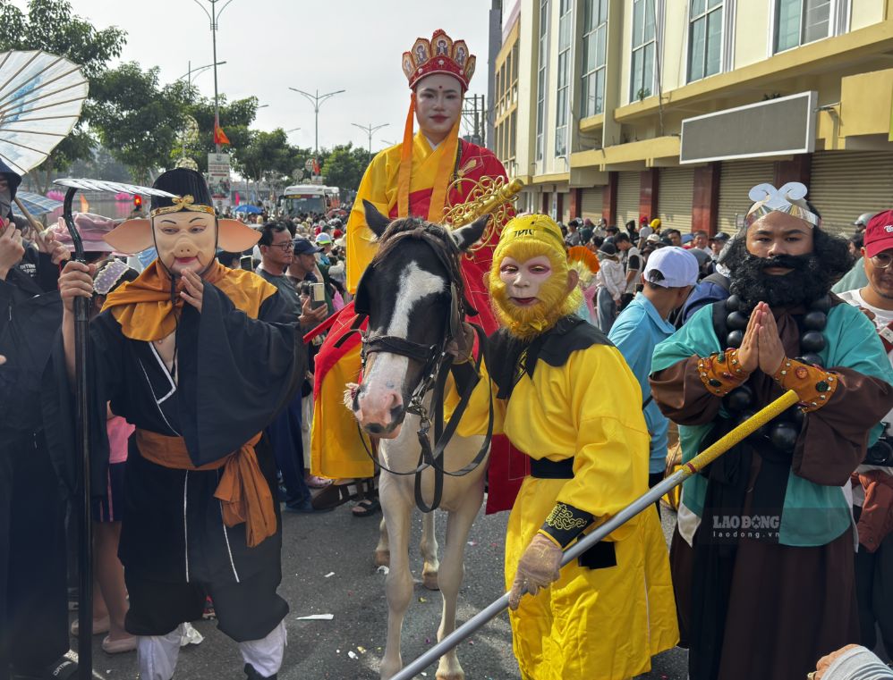 람동성 판티엣동 응잉옹 축제에서 행진할 때 인상적인 삼장법사와 제자들의 모습. 사진: 주이뚜언