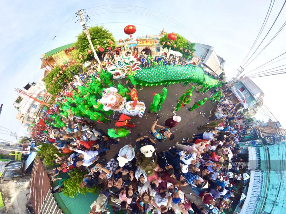Lễ hội Nghinh Ông rộn ràng trên đường phố Phan Thiết. Ảnh: Duy Tuấn
