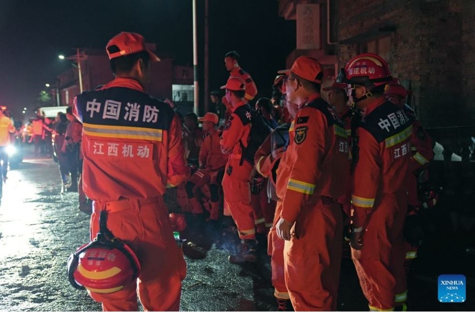 Vụ lở đất khiến 2 người thiệt mạng và 10 người mất tích tại Giang Tây (Trung Quốc). Ảnh: Xinhua