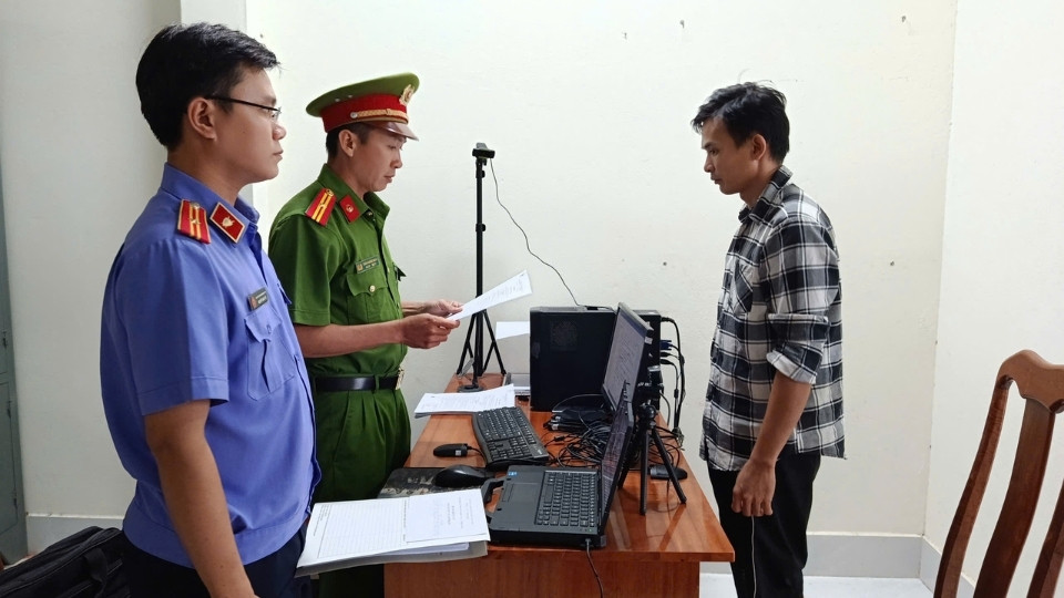 警察機関は、グエン・タイン・ロック被告に対する起訴決定を伝達しました。写真:ヴィンロン省警察電子情報ポータル