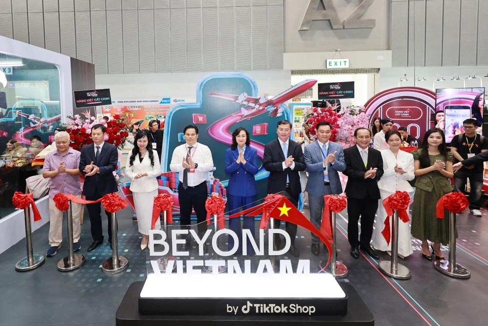 Delegates perform the ceremony to announce the "Beyond Vietnam - Vietnamese Goods Take off" Project to support businesses in improving digital export capacity. Photo: MOIT/Organizing Committee provided