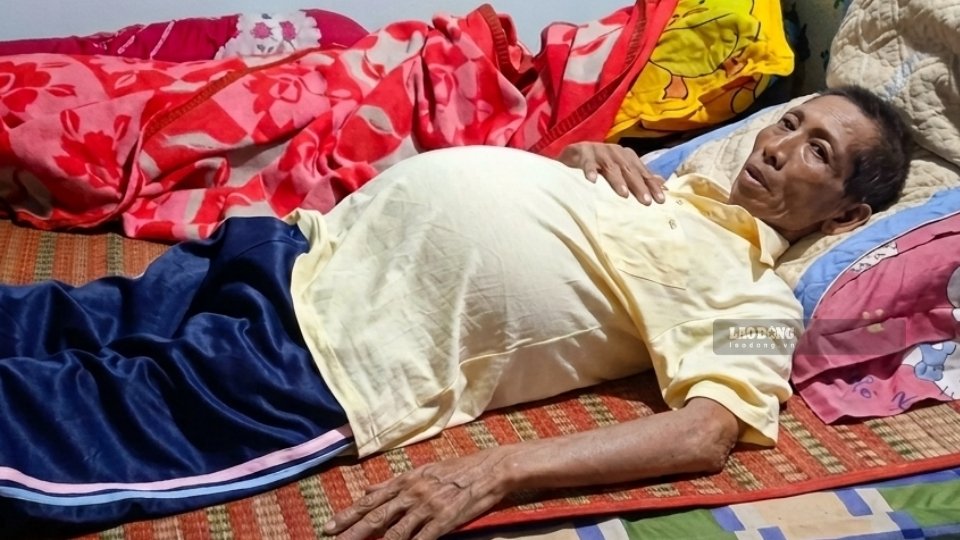 Mr. Nguyen Van Ut is paralyzed on an old bed, his health is depleted due to many serious illnesses. Photo: Hoang Loc