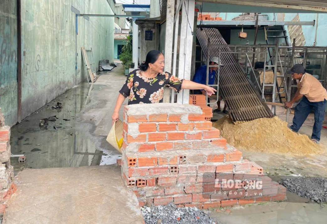 Các hộ dân bị bít lối kinh doanh buôn bán. Ảnh: Đình Trọng