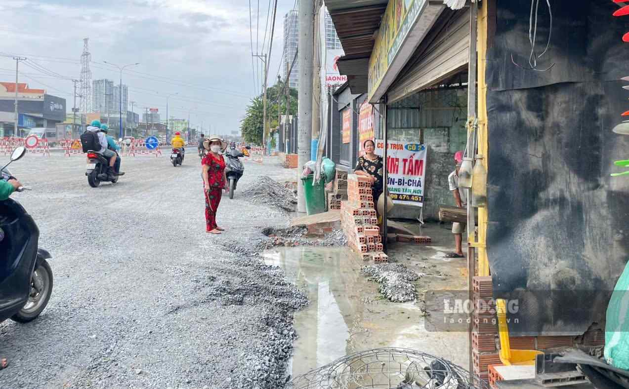 Người dân cho biết, trời mưa nước chảy vào nhà, lo lắng bị ngập bên trong nhà. Ảnh: Đình Trọng