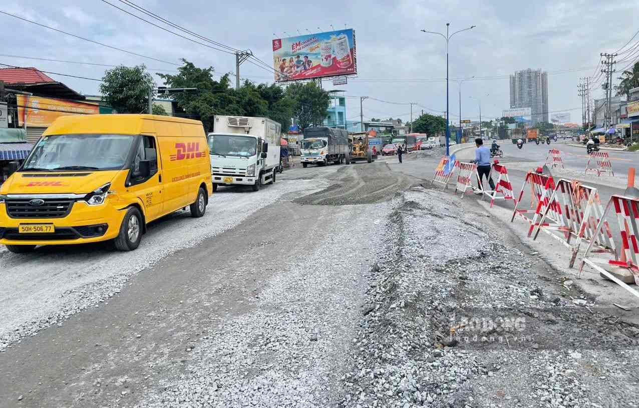 Quốc lộ 13 đang được nâng nền đoạn qua phường Lái Thiêu. Ảnh: Đình Trọng