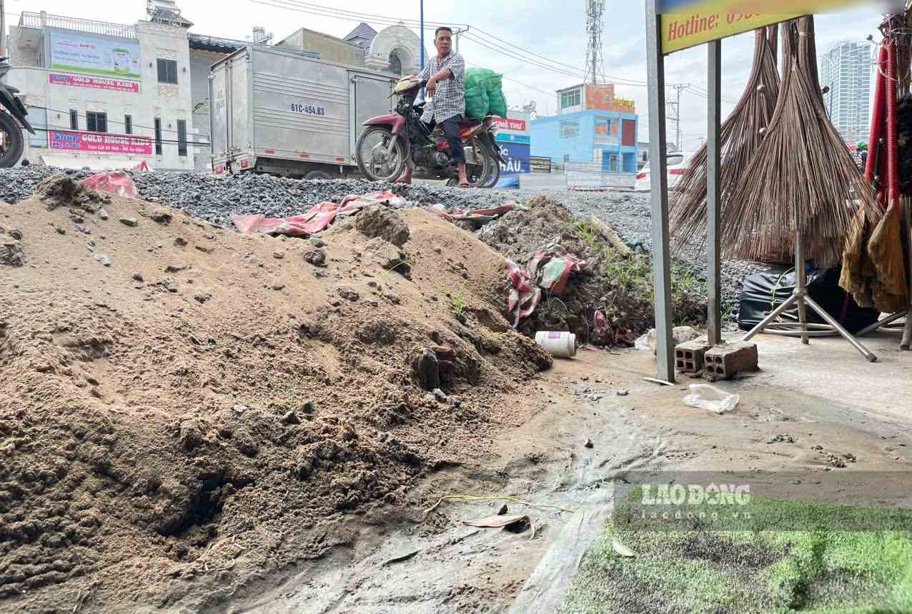 Các hộ dân đi lại lên xuống rất vất vả. Ảnh: Đình Trọng