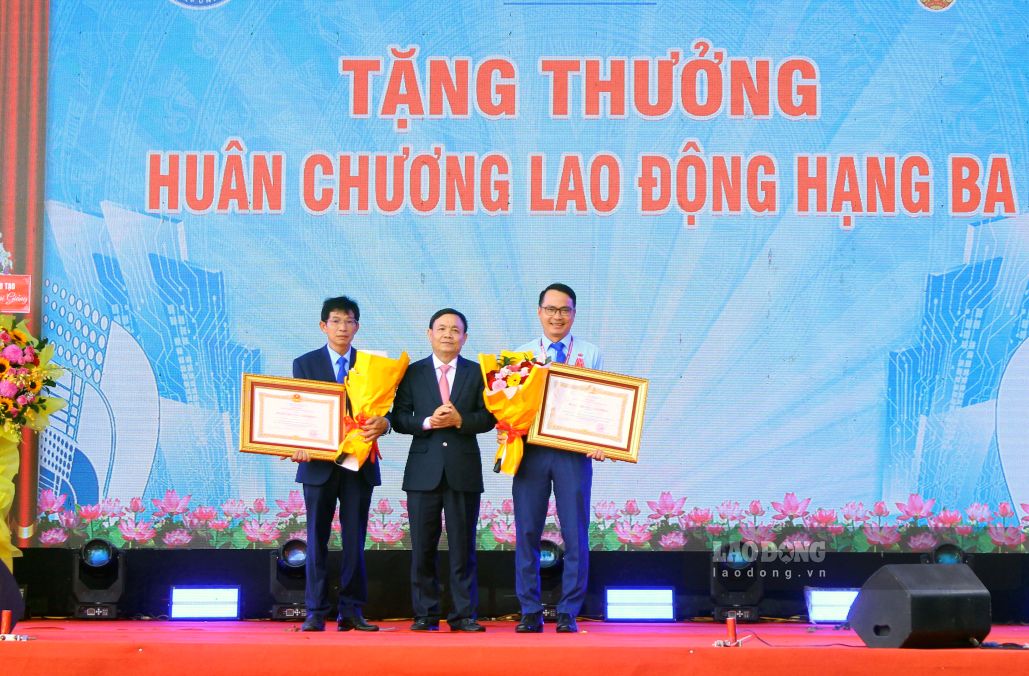 Standing Deputy Secretary of the Provincial Party Committee, Chairman of the Vietnam Fatherland Front Committee of Dong Thap province Phan Van Thang (middle of the photo) awards the Third-class Labor Medal to Dr. Vo Van Son - lecturer at Dong Thap University (right cover of the photo). Photo: Thanh Mai