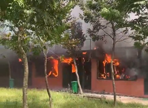 Fire at a guesthouse in Green Pack Phu Dong eco-tourism area, Hanoi. Photo: Minh Hiep