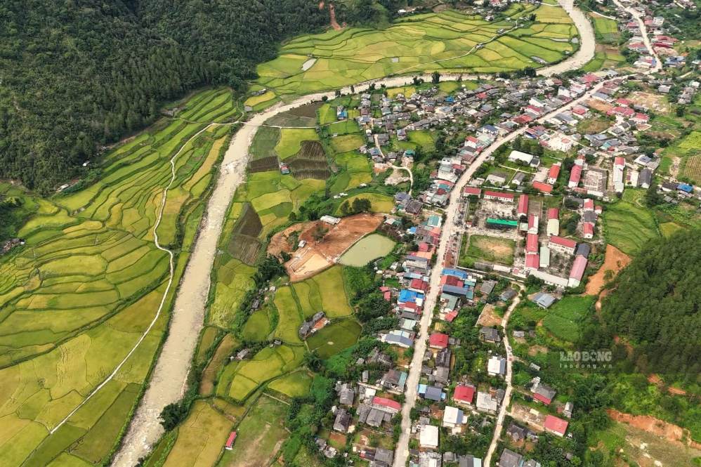 Golden rice fields by the Chien stream, Ngoc Chien commune, Son La province. Photo: Lo Thoa