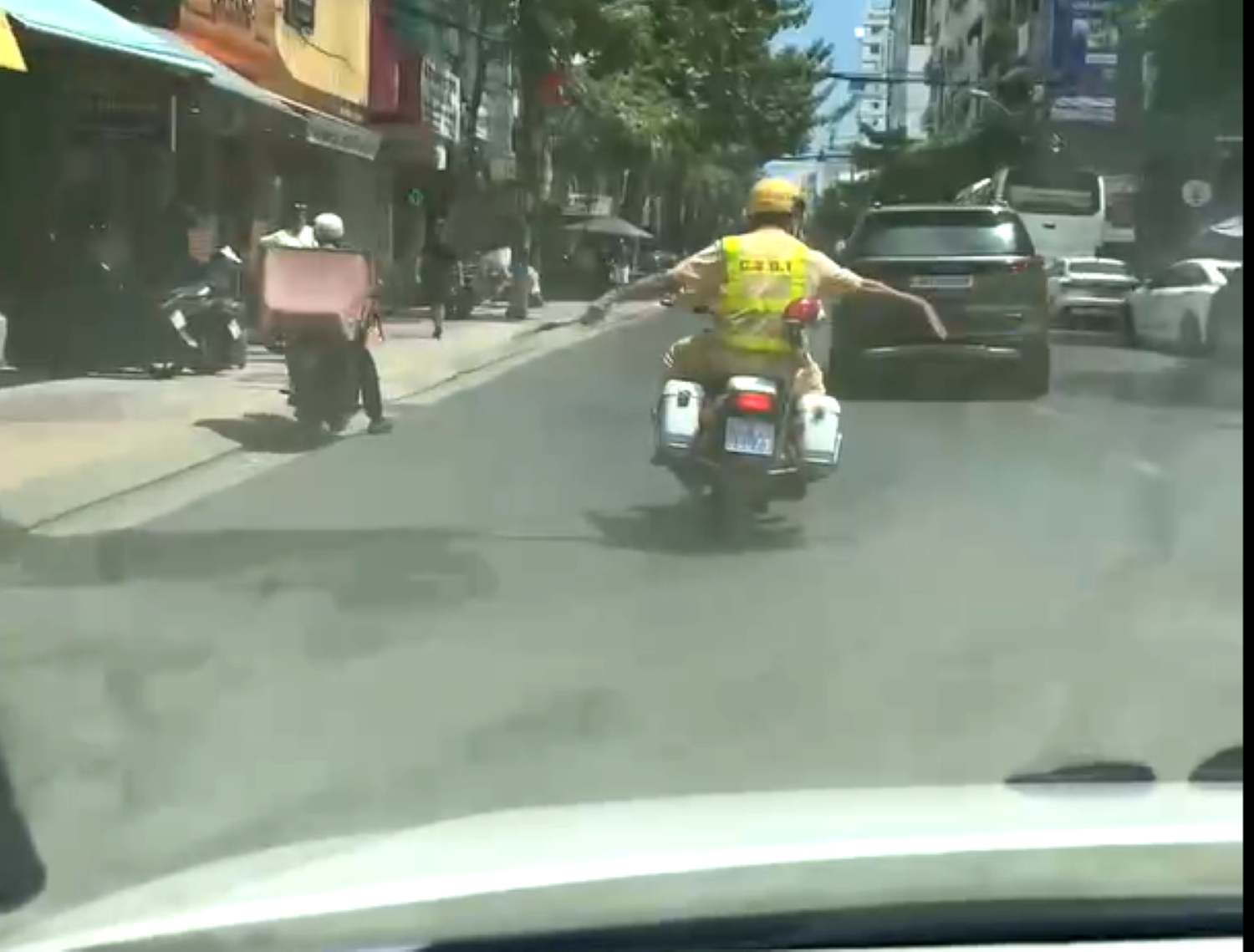 The moment 2 Khanh Hoa Traffic Police officers opened the road to support bringing critically ill tourists to the hospital was recorded by people. Photo: Khanh Hoa Police