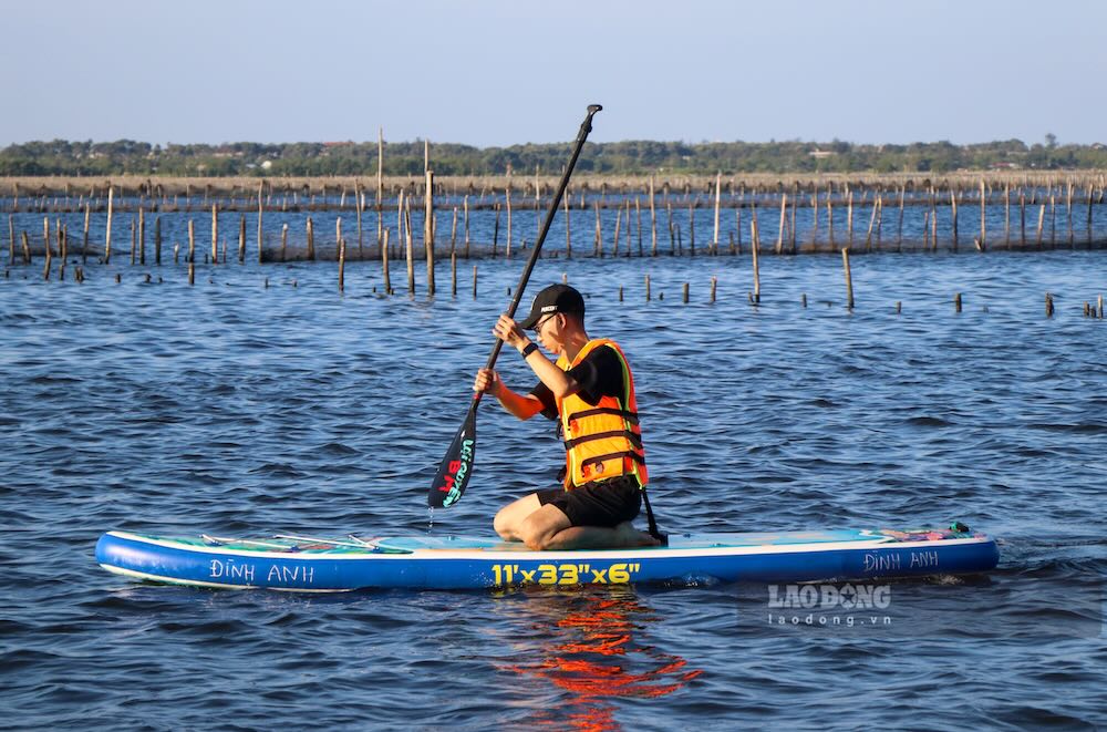 Trải nghiệm chèo SUP trên phá Tam Giang. Ảnh: Nguyễn Luân