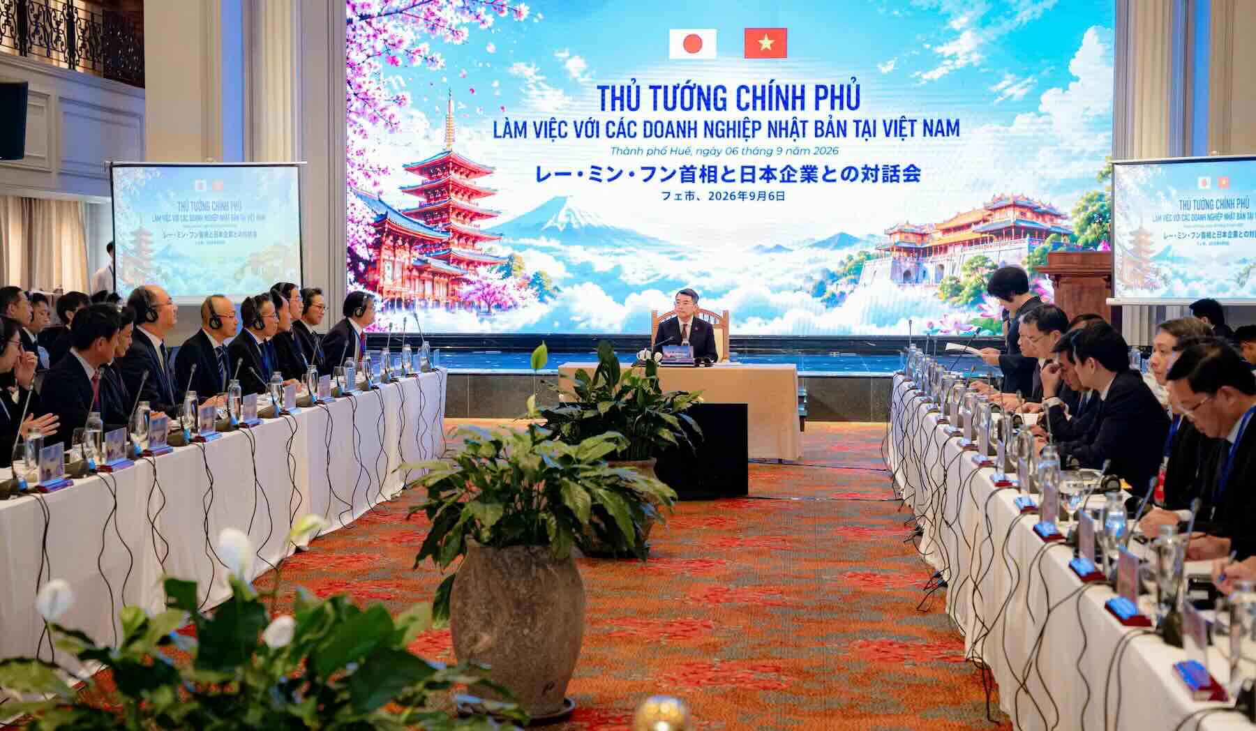 Quang cảnh buổi làm việc. Ảnh: UBND TP Huế.
