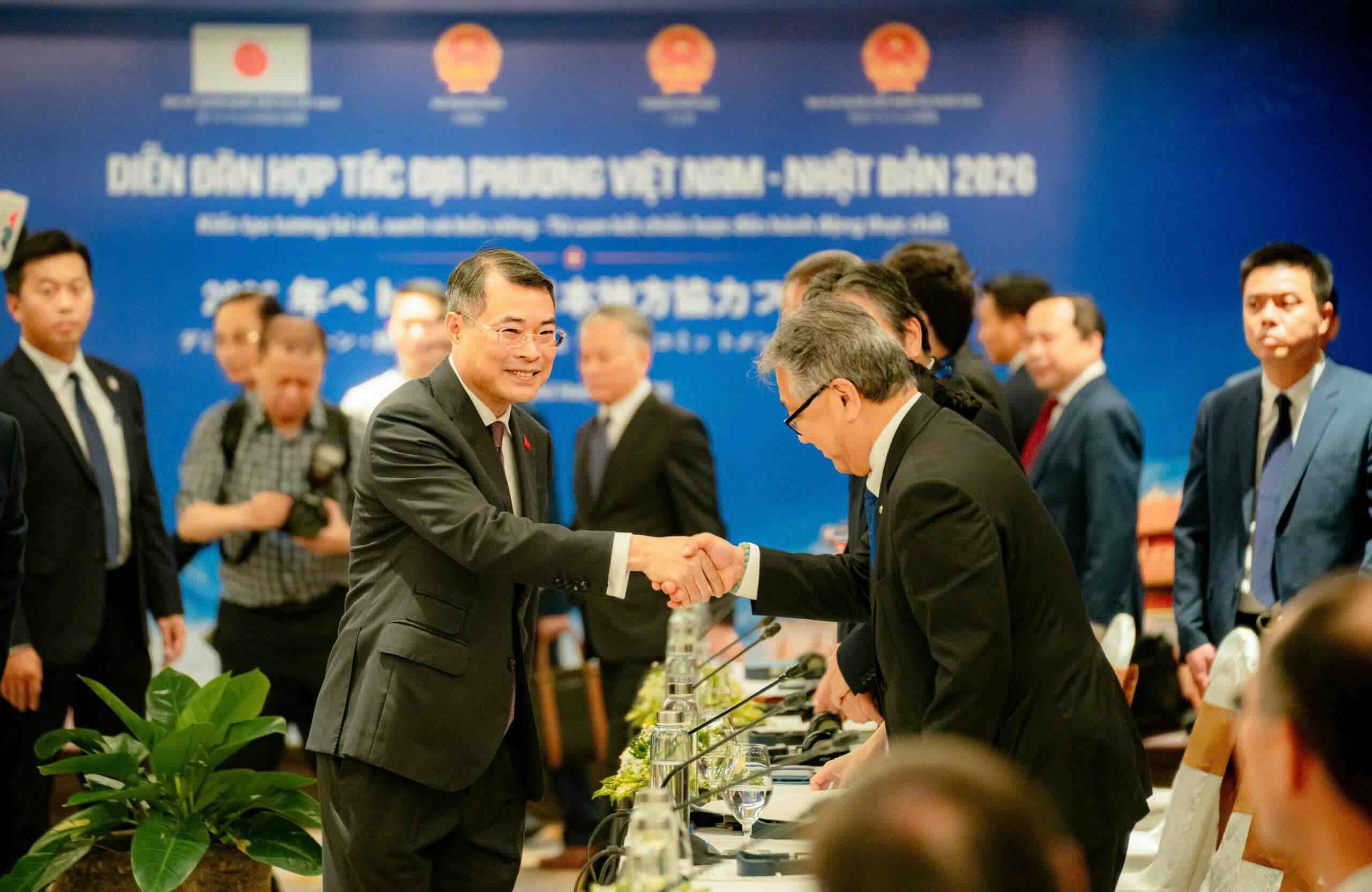 Politburo Member, Prime Minister Le Minh Hung welcomes delegates and investors to attend the Vietnam - Japan Local Cooperation Forum 2026. Photo: Hue City People's Committee