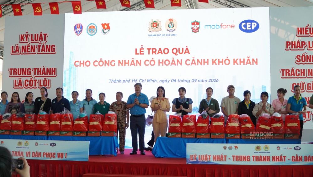Những phần quà gửi tặng cho công nhân khó khăn. Ảnh: Anh Tú