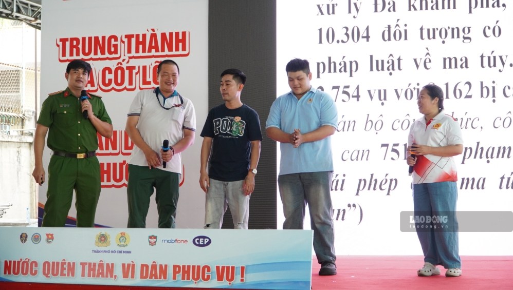 Công an TPHCM tuyên truyền kiến thức về ma túy cho công nhân. Ảnh: Anh Tú