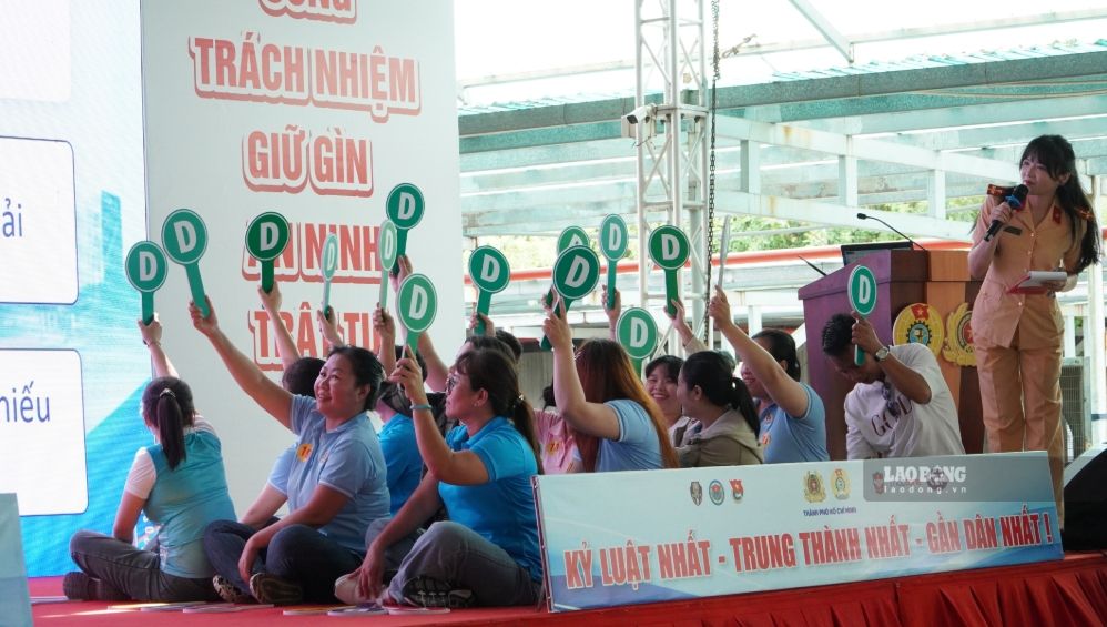 Các công nhân tham gia thi rung chuông vàng tìm hiểu kiến thức về giao thông. Ảnh: Anh Tú