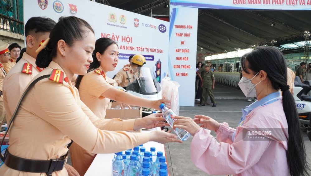 Các chiến sĩ CSGT trao những phần quà cho công nhân tại Ngày hội Công nhân với Pháp luật và an ninh, trật tự năm 2026. Ảnh: Anh Tú