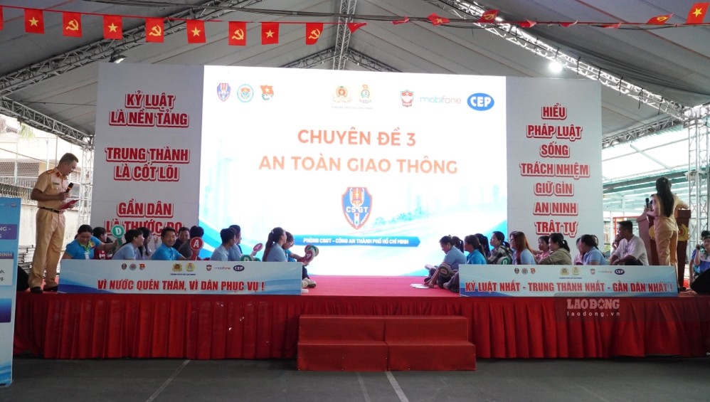 Workers participate in the collective Minigame "Golden Bell Ringing". Photo: Anh Tu