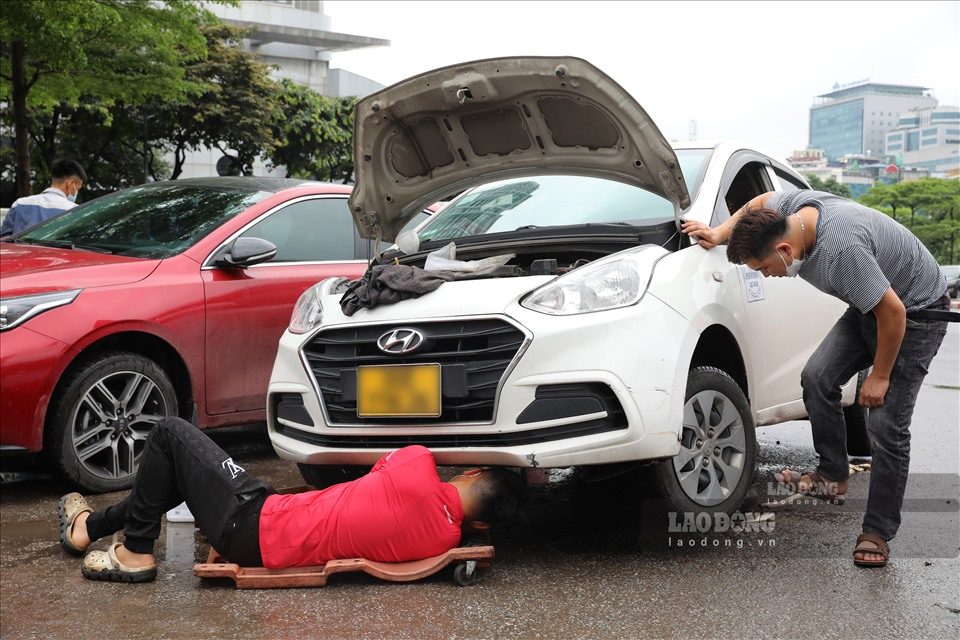 Car owners can protect the undercarriage of cars by cleaning properly, paying attention to noise and checking early when the car appears abnormal. Photo: Huu Vu